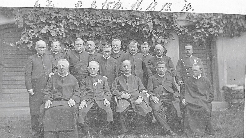 Gruppenbild mit Priestern und einem Kapitelboten aus dem Jahr 1912. Die Angaben zu den nummerierten Personen befinden sich im Text. Allerdings gibt es noch Lücken in deren Biografien.