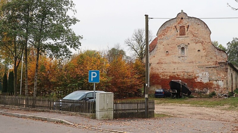Am Schloss befindet sich ein öffentlicher Parkplatz, den der Markt derzeit vom dort abgelagerten Schrott und Müll (im Hintergrund) befreien lässt. Auch die Anwohner an der Bachstraße können den Parkplatz laut Verwaltung nutzen, um nicht auf der Straße parken zu müssen.