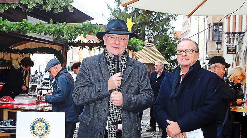 OB Alexander Putz (mit Hut und Mikro) und Rotary-Präsident Christoph Bubb eröffneten gestern die Tombola.