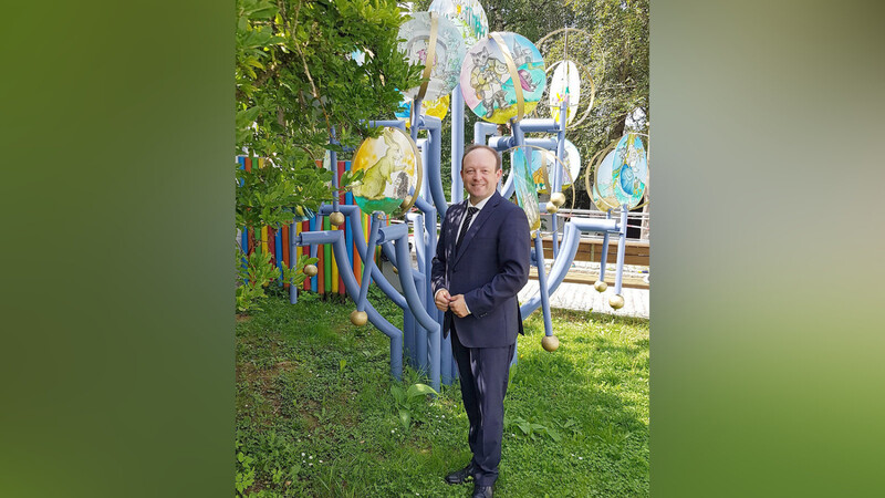 Bürgermeister Dr. Christian Hirtreiter vor dem Kindergarten Sankt Martin. In unmittelbarer Nähe zu diesem entsteht die moderne, neue Kinderkrippe Sankt Martin.