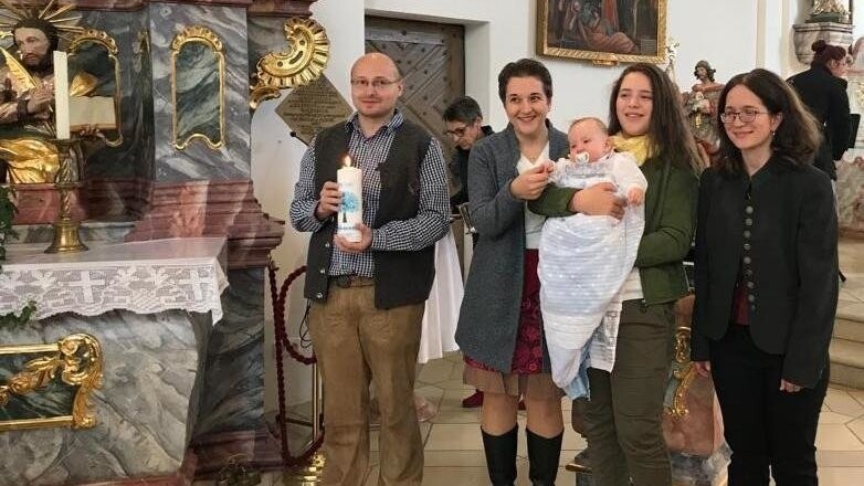 Die stolzen Eltern und Taufpatinnen mit dem kleinen Johannes Heinrich Hackl in der Pfarrkirche St. Ulrich