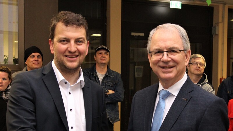 Der nicht mehr angetretene Amtsinhaber Manfred Ranft (r,) gratulierte seinem Nachfolger Christian Pröbst zum großartigen Wahlerfolg.