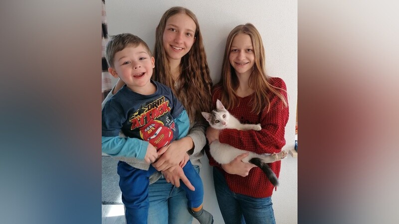 Justin, Nathalie und Celina freuen sich, dass sie ihre Katze wieder in den Armen halten können.