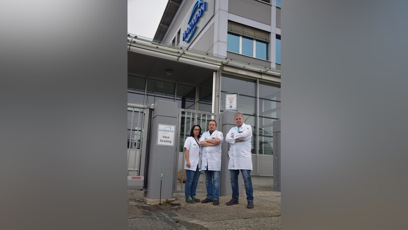 Geben das Werk Straubing nicht auf: Betriebsratsvorsitzender Thomas Hegewald (Mitte) mit seinen Kollegen Anita Pinzl und Georg Stieghafner vor der Pforte von Harman.