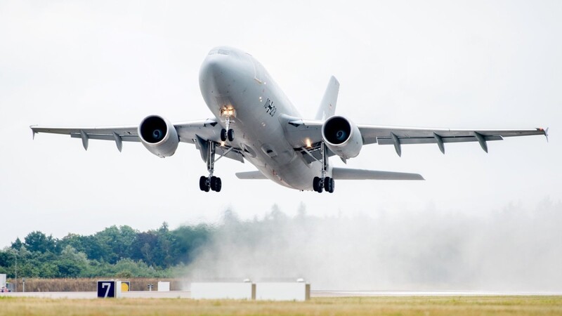 Ein Transportflugzeug vom Typ Airbus A310 der Luftwaffe startet am Montagmittag auf dem Fliegerhorst Wunstorf in Richtung Kabul.