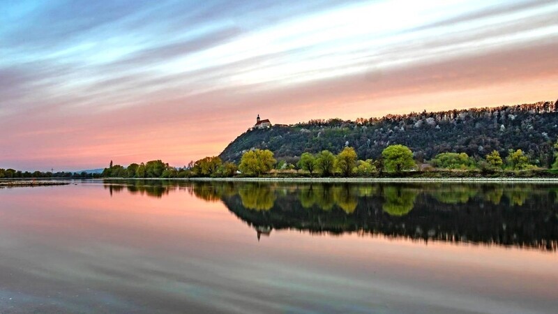 Bei Sonnenaufgang hat Bernhard Krempl die besondere Wolkenstimmung an der Donau mit Blick auf den Bogenberg aufgenommen.