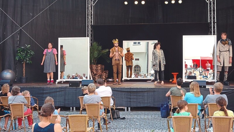 "Na endlich", finden nicht nur die Macher des Cantemus-Chors Regensburg. "Madagascar" ist eines von mehreren Musicals, die nun im Thon Dittmer Palais auf die Bühne gebracht werden.