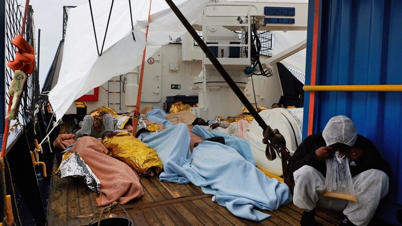 Dieses am 04.04.2019 von der deutschen Hilfsorganisation Sea-Eye zur Verfügung gestellte Foto zeigt Migranten, die sich nach der Rettung in den Gewässern vor Libyen auf dem Rettungsschiff "Alan Kurdi" ausruhen.