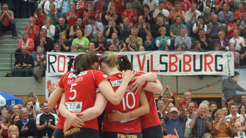 Vilsbiburgs BL-Volleyballerinnen halten dem Druck stand und landen den ganz großen Coup. Die Roten Raben werden erneut Deutscher Meister. (Foto: Georg Soller)