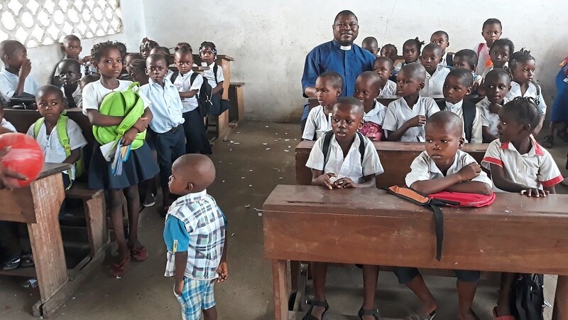Ngulu-Ngulus Hilfsverein hat eine eigene Schule aufgebaut, die die Waisenkinder besuchen können: Von den Spenden konnten Bücher, Schuluniformen und Schulbänke bezahlt werden.
