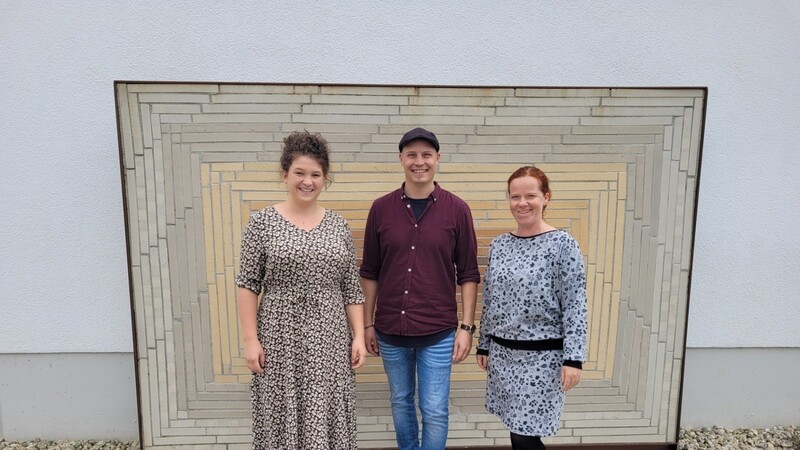 Musikschulleiter Sebastian Bortolotti mit der neuen Musiklehrerin Laura Winbeck (links) und der neuen Verwaltungsmitarbeiterin Antje Nickelmann.