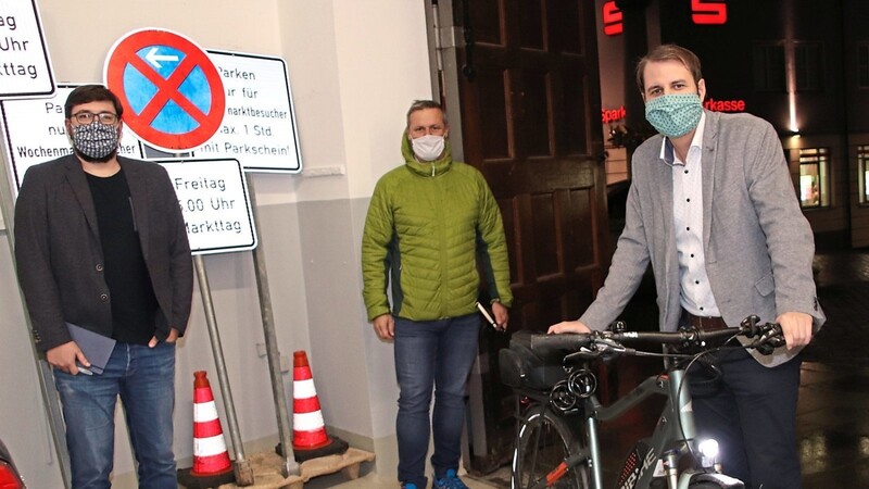 Im Fuhrpark des Rathauses gibt's ein E-Bike: Bürgermeister Matthias Kohlmayer überlegt schon, ob er es mal ausprobiert. Anregungen für eine Infrastruktur zugunsten der Radfahrer gibt es von Radverkehrsbeauftragtem Tobias Pössnicker (l.) und Thomas Muncz, Referent für Natur und Klimaschutz im Stadtrat.