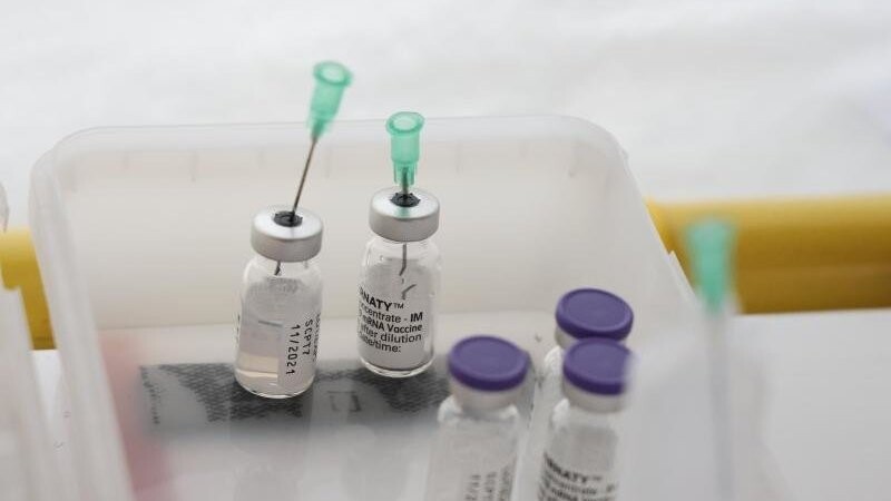 Spritzen und Ampullen mit dem Impfstoff von Biontech. Wirkt der auch gegen die neue Variante?.