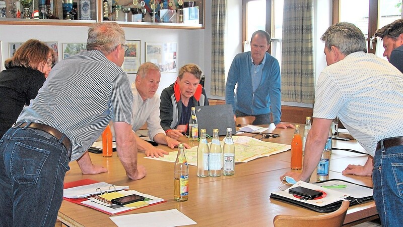 Klaus Amann und Felix Schmitt (sitzend von links) vom Landschaftspflegeverband VöF zusammen mit dem Aiglsbacher Bürgermeister Leonhard Berger und Gemeinderäten bei der Besprechung.