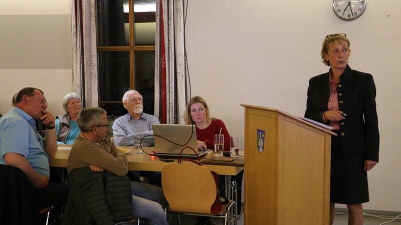 Bürgermeisterin Birgit Gatz (r.) informiert die Tiefenbacher Bürger über die Entwicklung der Gemeinde.