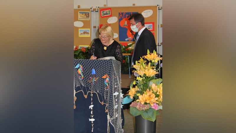 Rektorin Ursula Urban mit Schulamtsdirektor Stephan Grotz bei der Unterschrift, die den Ruhestand besiegelt.