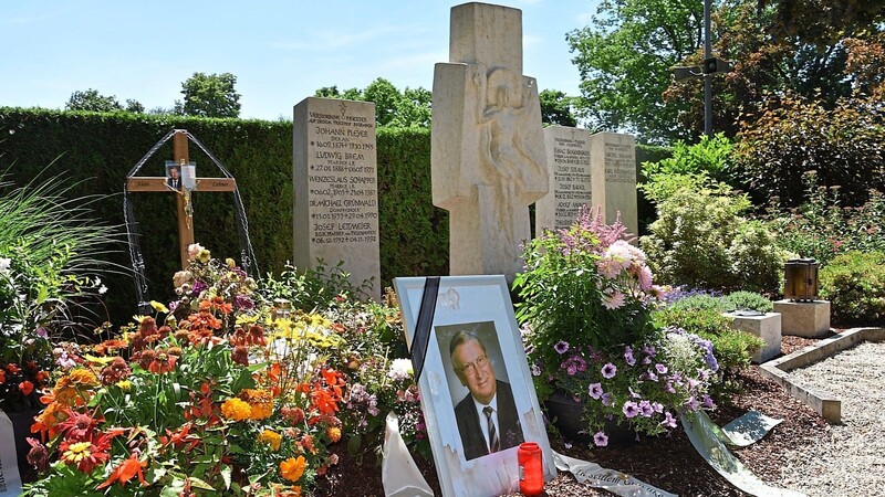 Im Priestergrab auf dem Mainburger Friedhof fand dieses Jahr der Ehrenbürger und frühere katholische Pfarrer Alois Lehner seine letzte Ruhestätte. An dieser Stelle wird 15 Geistlicher gedacht.