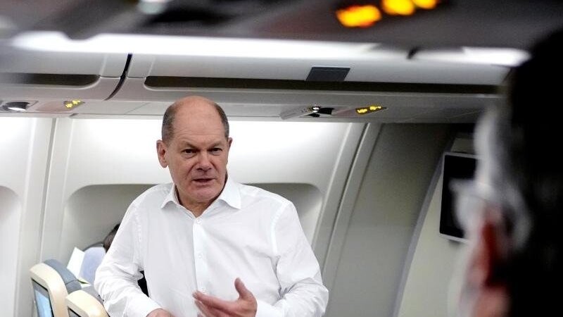 Bundeskanzler Olaf Scholz (SPD) im Gespräch mit Journalisten im Airbus A340 der Luftwaffe vor der Heimreise aus Polen.