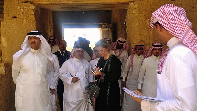 Königssohn Prinz Sultan bin Salman (links) bei einer Führung für Susanne Koelbl durch die alte Herrscherstadt Diriyya nahe Riad.