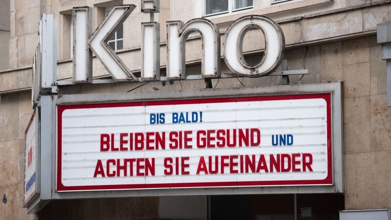 An einem geschlossenen Kino steht "Bis Bald! Bleiben sie gesund". In Bayern sollen die Kinos bald wieder öffnen.