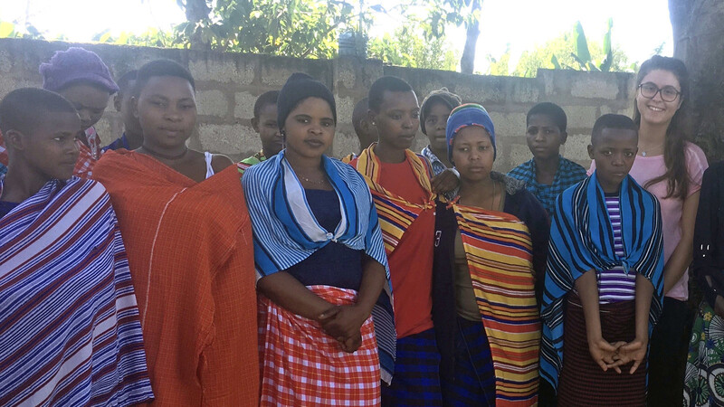 Elena Lobmeier zu Besuch bei traditionell gekleideten Massai-Mädchen, die von zuhause wegliefen in einem Heim in Tansania.