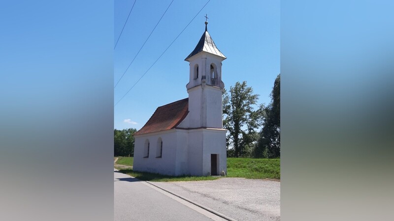 Für die denkmalgeschützte Feldkapelle in Lenzing bei Niederwinkling gibt es Kaufinteressenten. Derzeit gehört das kleine Gotteshaus dem Freistaat.