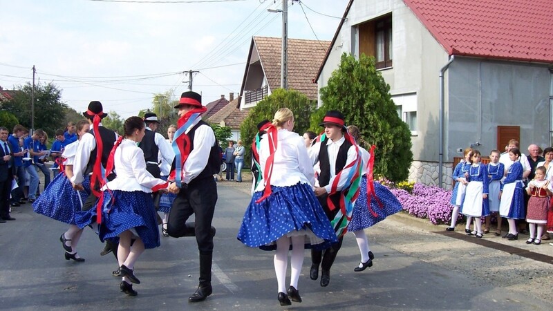Bunte Feste beleben die "Schwäbische Türkei".
