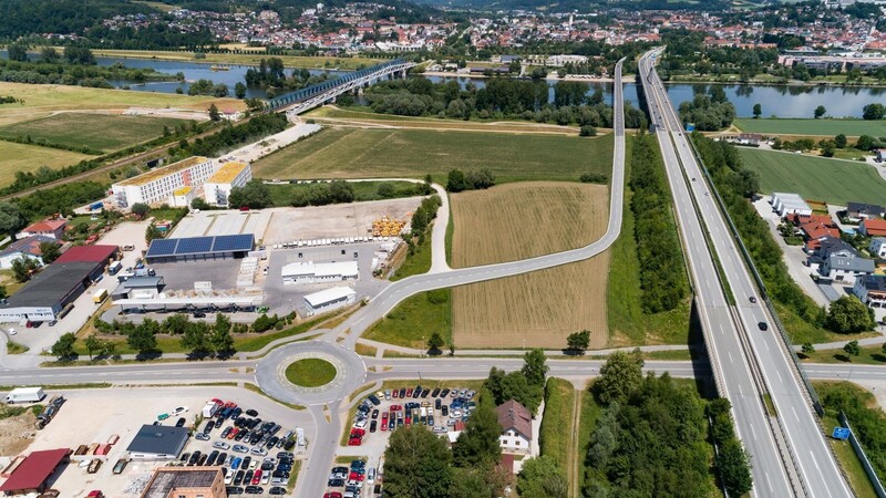 Die neue Donaubrücke (hier auf einer Fotomontage) soll für eine deutliche Verkehrsentlastung im Deggendorfer Zentrum sorgen.