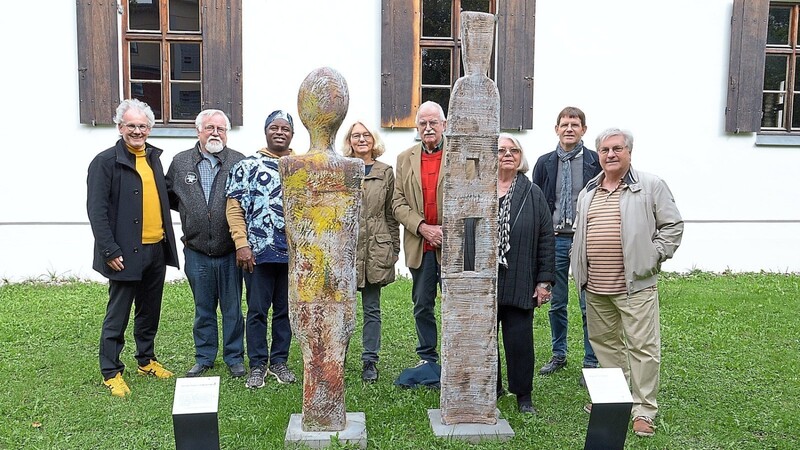 Groß ist die Freude über die beiden neuen Skulpturen: (von links) Rudolf Heinz, Johann Reif, Ifeanyi Okolo, ebenfalls Künstler, Michaela Geissler, Klaus Reichel, Brigitte Reichel, Florian Geissler und Günther Strehle.