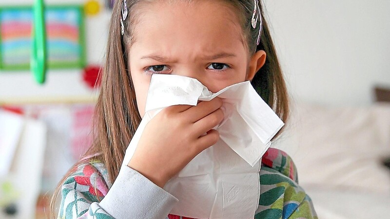 Viele Kitas schicken Kinder schon bei leichten Erkältungssymptomen nach Hause.