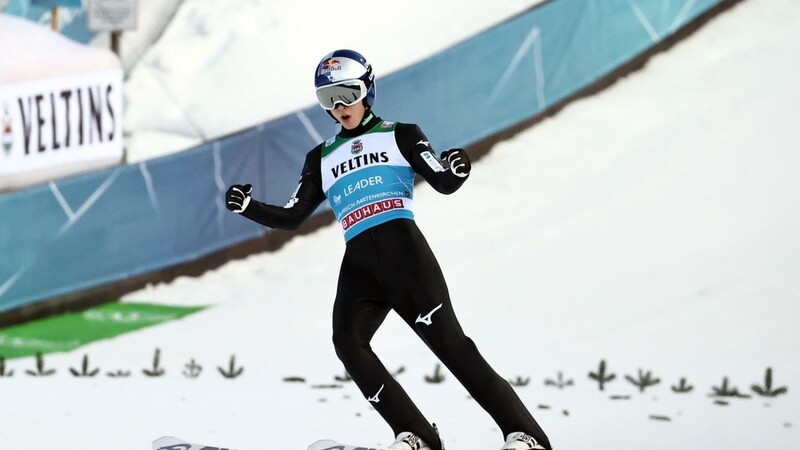 Ryoyu Kobayashi aus Japan jubelt im Ziel in Garmisch-Partenkirchen über seinen zweiten Sieg bei der Vierschanzentournee.