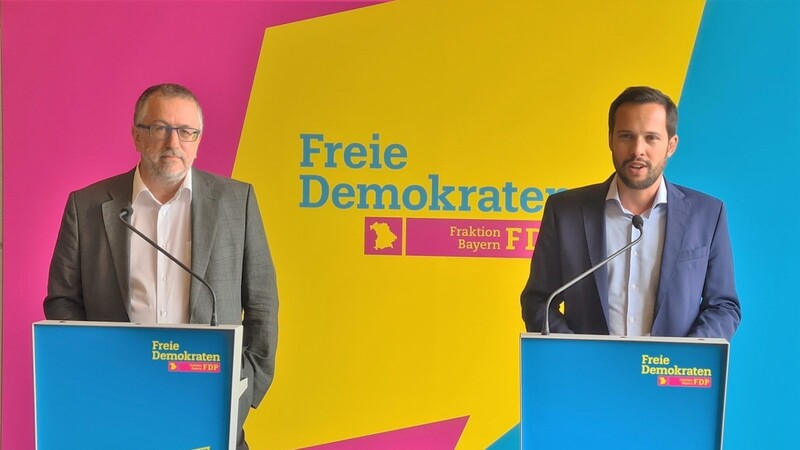 Fraktionschef Martin Hagen (r.) und Helmut Kaltenhauser, Sprecher für Digitales, erläutern die Ziele der Liberalen im Landtag.