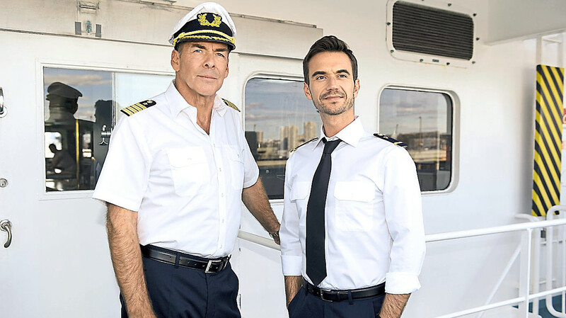Bereits 2017 hatte Florian Silbereisen (r.) einen Gastauftritt auf dem Traumschiff - nun übernimmt er als Kapitän Max Prager das Kommando. Er löst damit Kapitän Victor Burger, gespielt von Sascha Hehn (l.), ab.