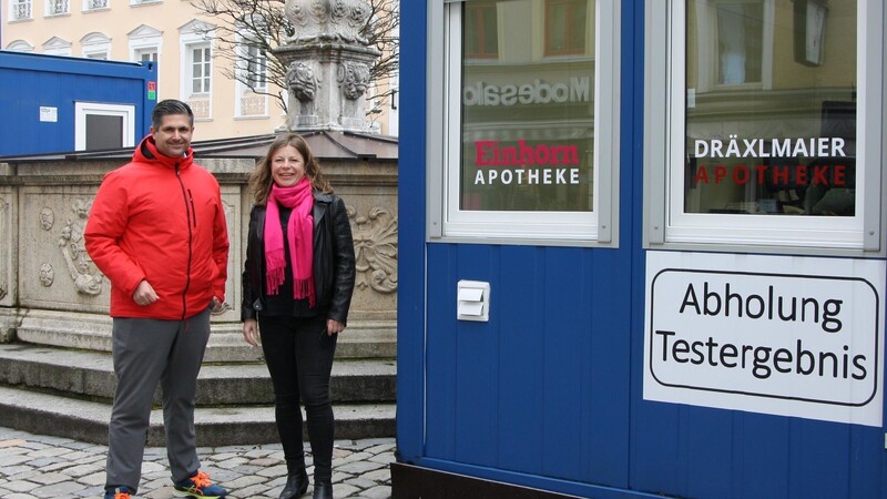 Die Apotheker Stephan Dräxlmaier und Heidi Lachner betreiben die Teststation am Theresienplatz.