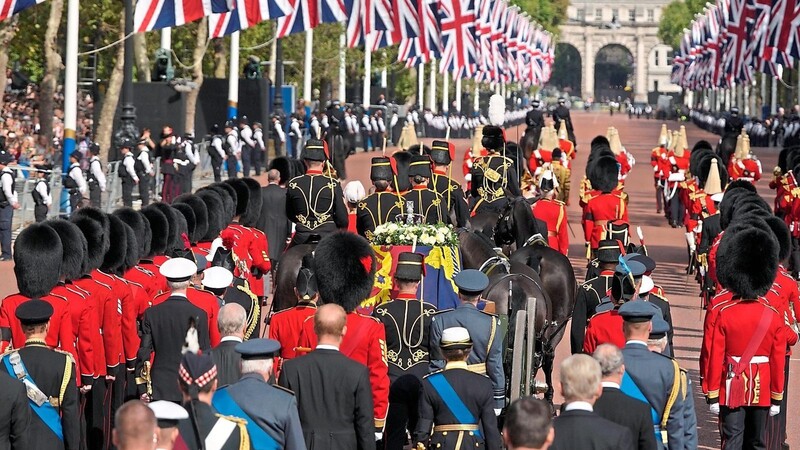 Hochrangige Mitglieder der britischen Königsfamilie folgen dem Sarg von Königin Elizabeth II. während der Prozession am Mittwoch vom Buckingham Palace zur Westminster Hall. Die Königin wird vier Tage lang in der Westminster Hall aufgebahrt, bevor sie am Montag, dem 19. September, beigesetzt wird.