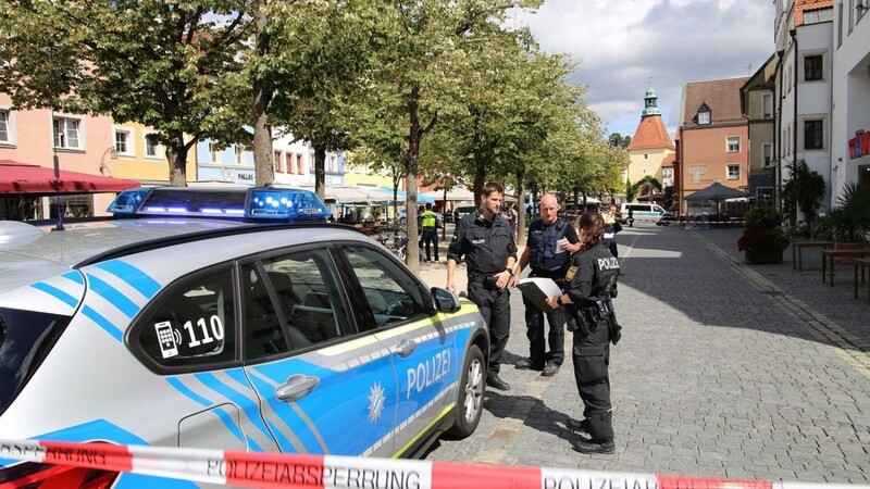 Polizeibeamte bei dem Einsatz am Unteren Markt in Weiden/Oberpfalz.