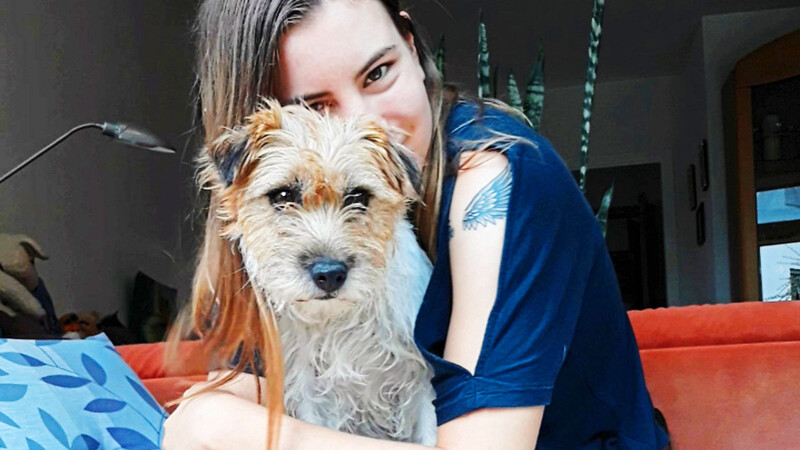 Nach zehn Monaten im Ausland wieder den Hund knuddeln: Corona bescherte Veronika Koch eine massive Weltreise-Nachspielzeit in Neuseeland.