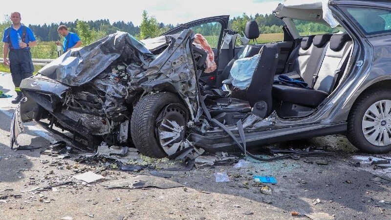 Bei einem schweren Unfall auf der B533 bei Auerbach ist am Mittwoch ein Autofahrer ums Leben gekommen.