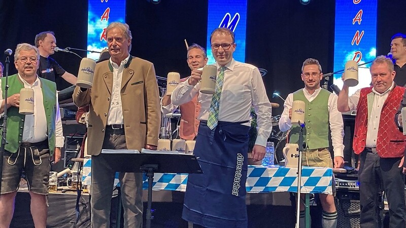 O zapf is: Sepp Altmann (vorne, Zweiter von links) und Bürgermeister Martin Stoiber (vorne, Dritter von links) mit der ersten offiziellen Mass.