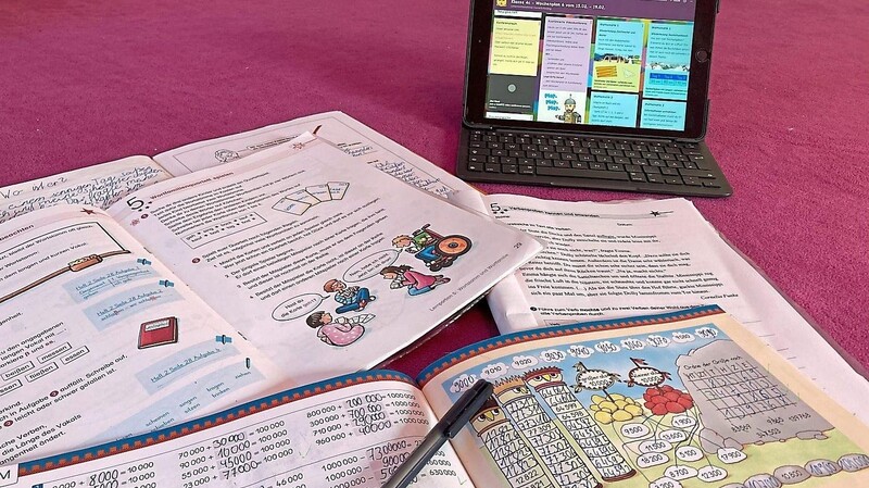Das Arbeitsmaterial für die Grundschüler: Heft, Arbeitsblätter und vor allem Tablet.