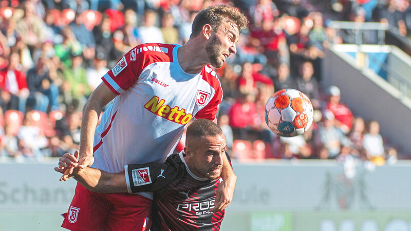 Über sich hinauswachsen müssen die Mannen um Jahn Regensburgs Kapitän Benedikt Gimber (l.), um beim Hamburger SV bestehen zu können.