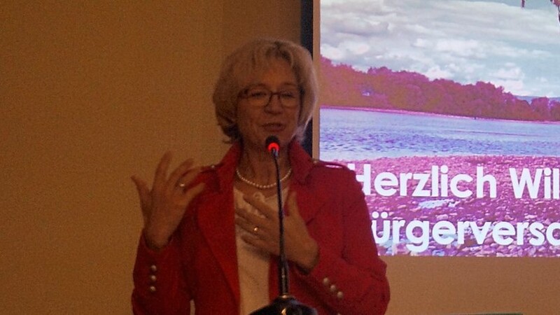Bürgermeisterin Jutta Staudinger gab einen bunt bebilderten Rechenschaftsbericht.