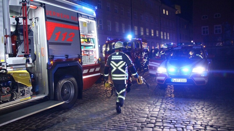 Feuerwehreinsatz in der Regensburger Altstadt: Die Einsatzkräfte können ihre Fahrzeuge nicht direkt am Ort des Geschehens halten, sie müssen ihr Equipment zum Feuerlöschen teilweise einige hundert Meter weit tragen.