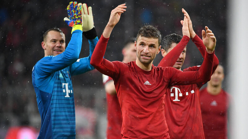 Gut gelaunt: Thomas Müller (Mi.) nach dem Sieg des FC Bayern.