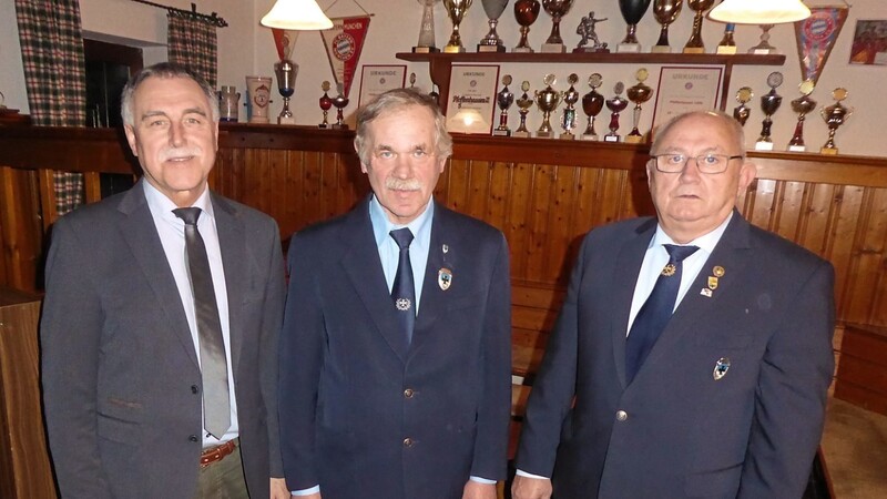 Bürgermeister Karl Scharf (l.) und die beiden neuen Vorsitzenden der Krieger- und Soldatenkameradschaft, Vorsitzender Konrad Fink und zweiter Vorsitzender Karl Meier (v.l.).