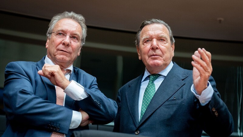 Ausschussvorsitzender Klaus Ernst (l.) hat Ex-Kanzler Gerhard Schröder als Sachverständigen in den Bundestag geladen.