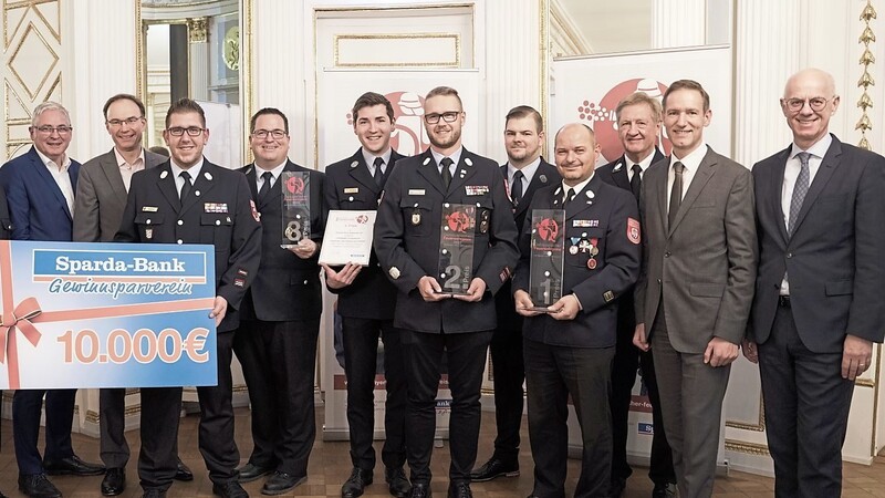 Freudige Gesichter bei der Verleihung des Ostbayerischen Feuerwehrpreises in Regensburg.