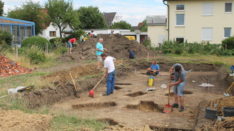 Großes Interesse gab es bei der Ausgrabung 2017 bei den Bruckbergern, besonders die Kinder waren aktiv dabei.