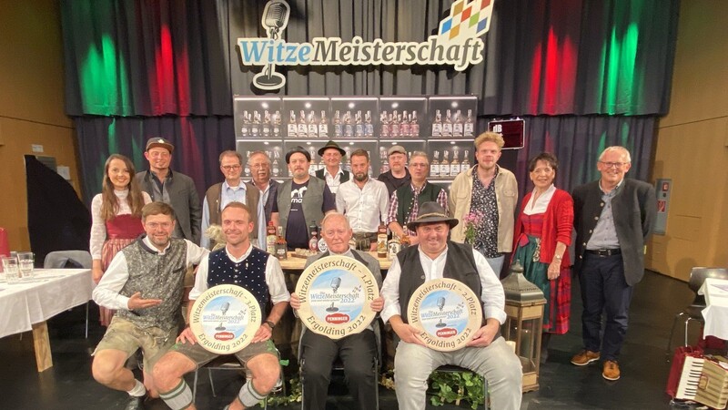Moderator Harry Meier (vorne, v.l.) mit den Gewinnern Chris Buntspecht, Siegfried Sandner und Sepp Schöberl sowie den restlichen Kandidaten und der Jury.