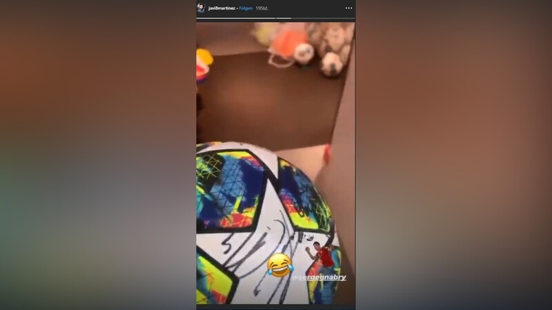 Das Bild aus dem Instagram-Video zeigt Javi Martínez beim erneuten Ball-Diebstahl.